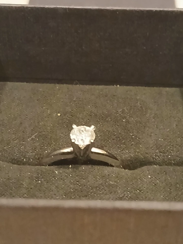 Anillo de compromiso de diamantes blancos naturales G-H VS2 de oro blanco de 14 quilates de 0,45 quilates 5,00 mm Foto 2 de 4