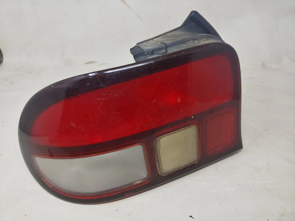 Luz trasera izquierda Ford Aspire 1997 conductor OEM  Foto 4 de 4