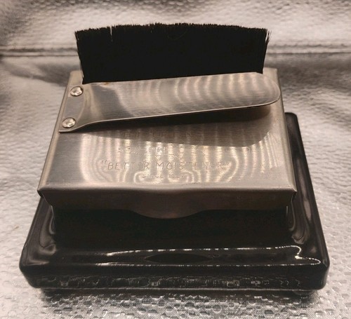 accessorio da scrivania vintage "Pike Better Moistener".  - Foto 1 di 10