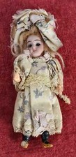 PORCELAIN DOLL. MIGNONETTE. SILK DRESS. LA FRANCE. 19th century.