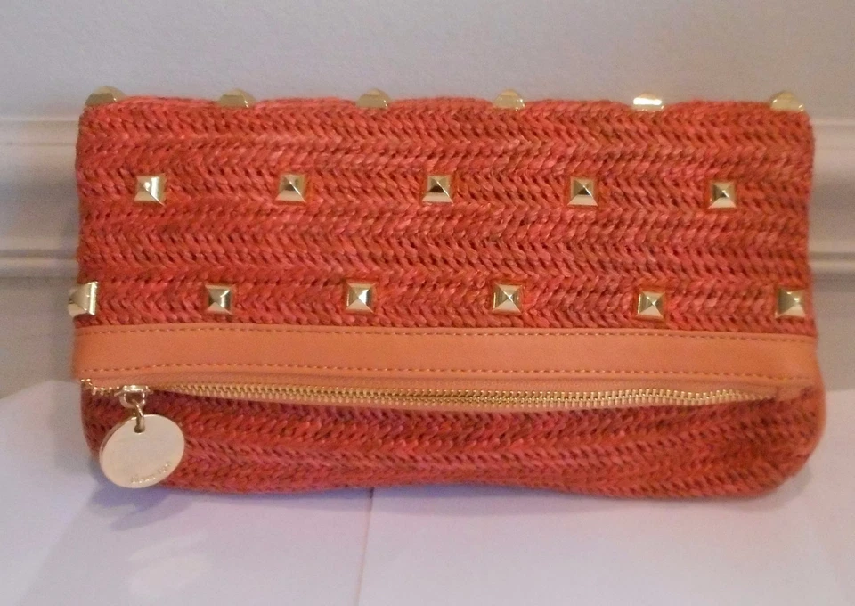 Bolso clutch Deux Lux, pajita de papel coral con cabezas de uñas de metal tono dorado Foto 4 de 4