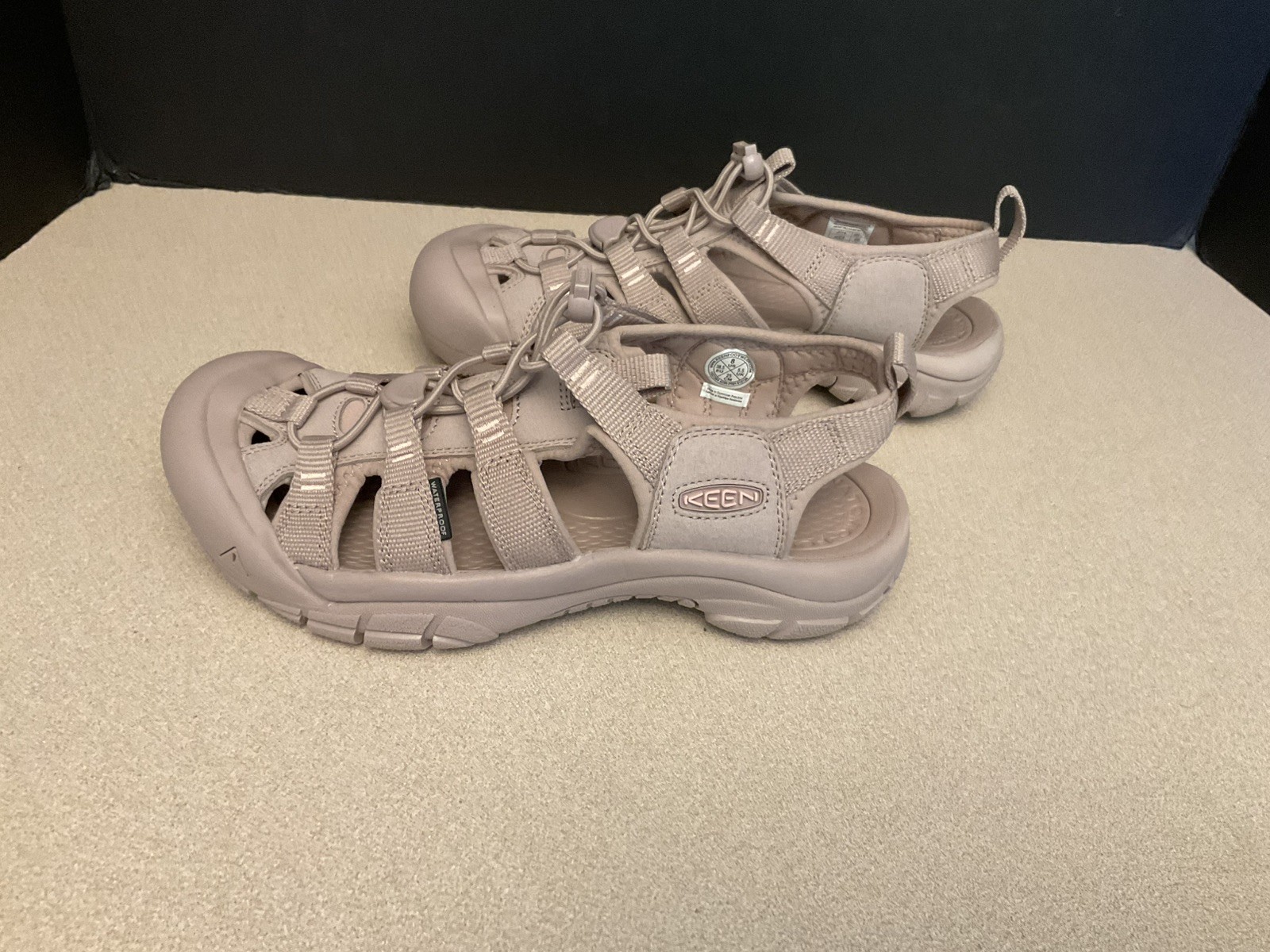 Nuovo! Sandali sportivi donna Keen Newport H2 monocromatici fulwn impermeabili. Taglia 8.