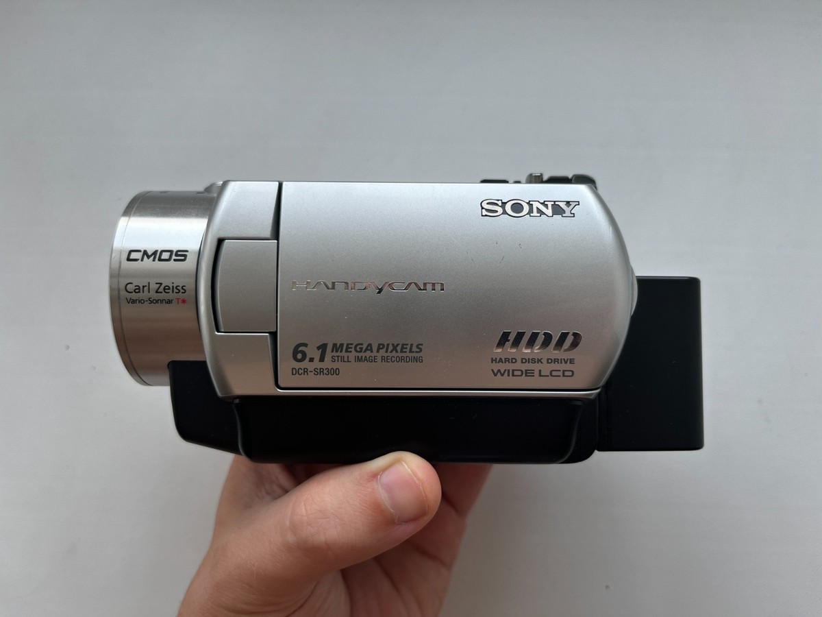 SONY DCR-SR300　HANDYCAM　収納ケース付 SONY DCR-SR300 Handycam Digital Video Camera Recorder (40GB