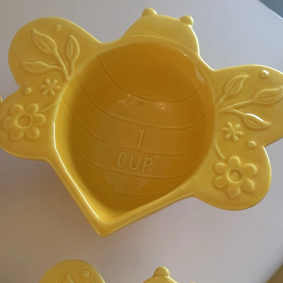 Juego de 4 tazas medidoras apilables en forma de abeja amarilla Strawberry Street Foto 4 de 4