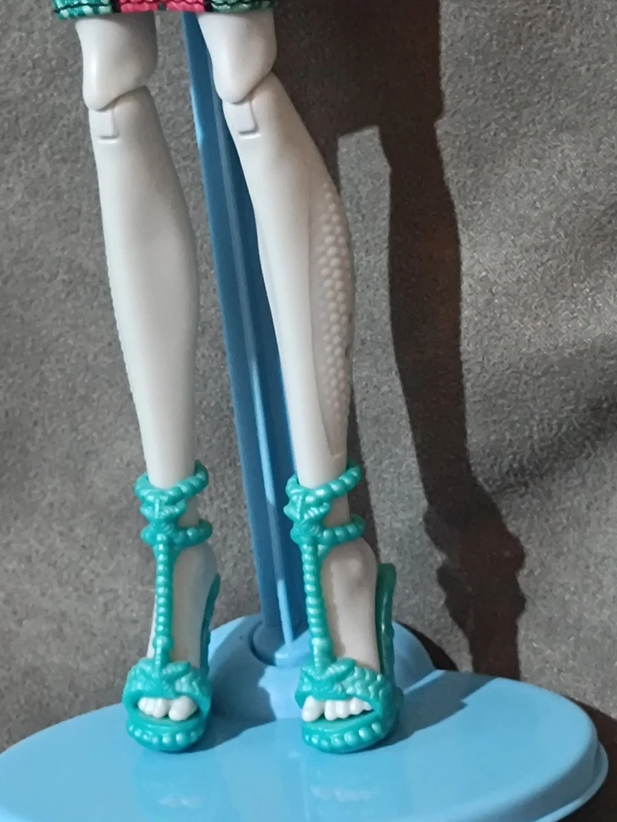 MONSTER HIGH G2 - Muñeca LAGOONA BLUE serie "WELCOME TO MH" PARTY con stand
