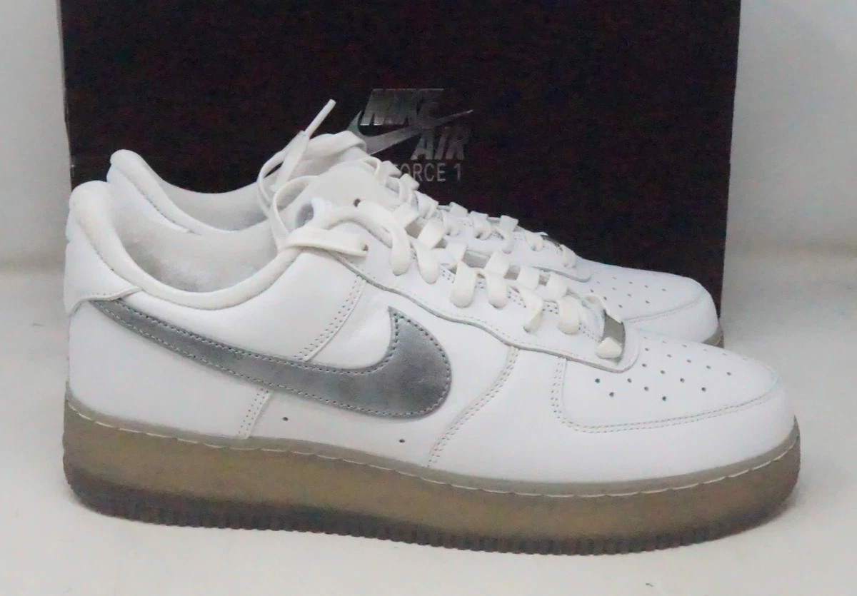 Preços baixos em Nike Air Force 1 '07 Premium White Metallic