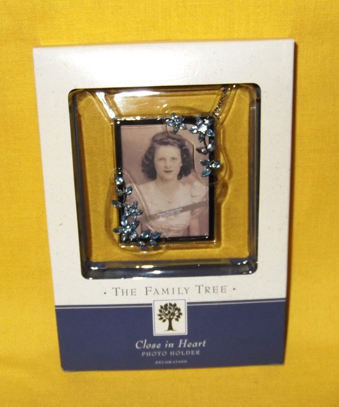 HALLMARK FAMILY TREE PHOTO HOLDER CLOSE in HEART