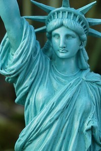 708.572  SUPERBE 32 CM   STATUE DE LA LIBERTE  SOCLE USA NEW YORK  ETATS UNIS
