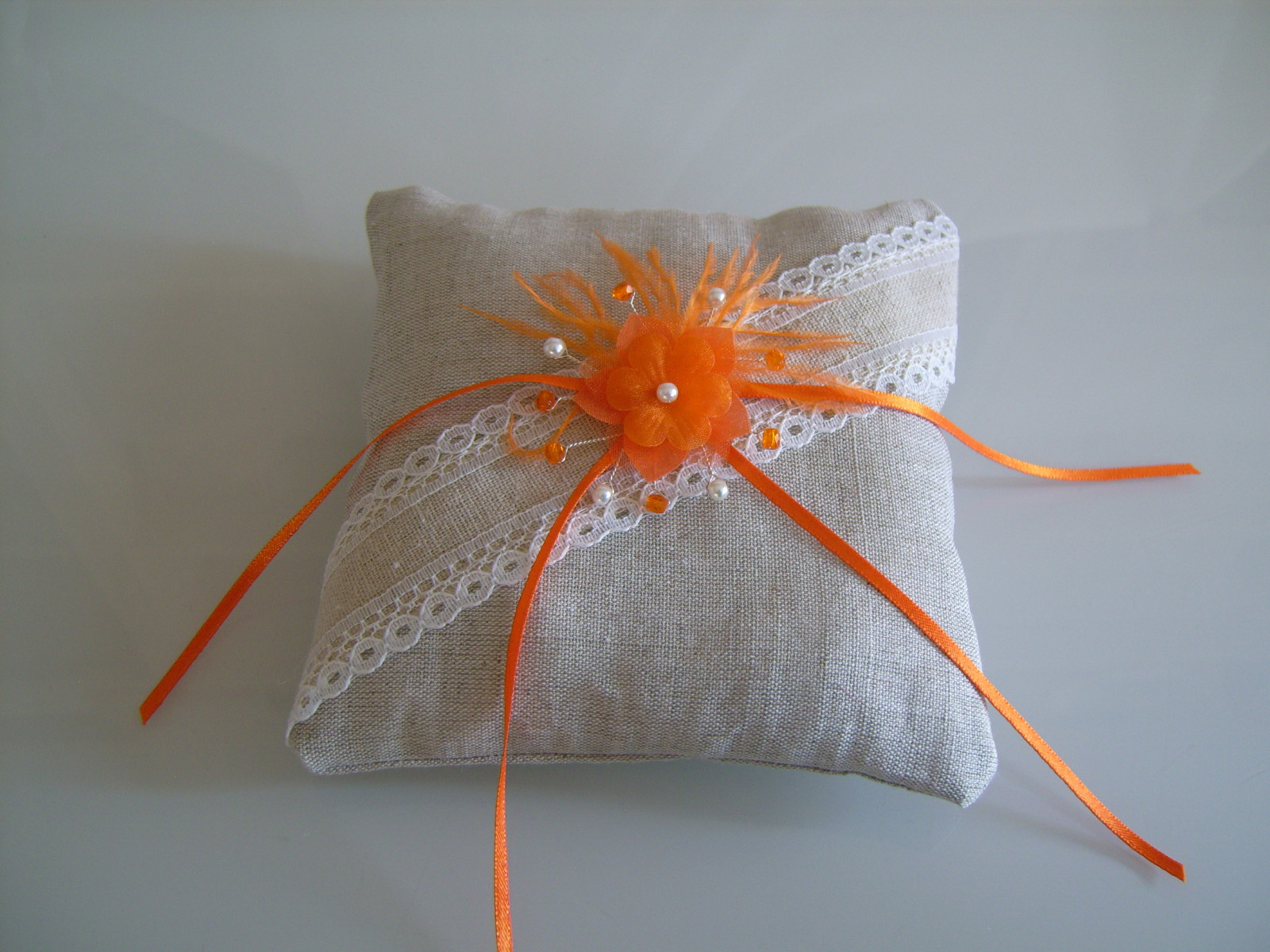 Coussin alliances haut de gamme en lin ivoire brodé de jute et ruban orange
