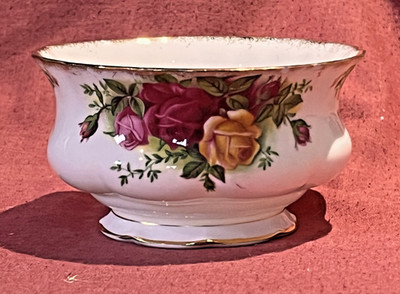 Royal Albert Old Country Roses offene Zuckerdose wenige kleine Knabbereien am Rand