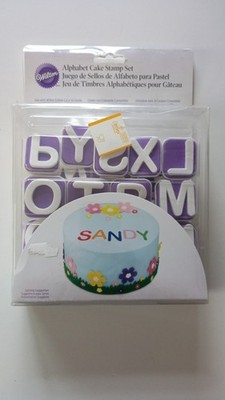 Wilton Alphabet Cake Stamp Set mit 26 Buchstaben zum Dekorieren