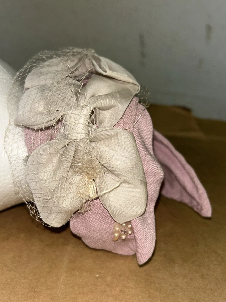 Fascinador estilo damas pequeñas vintage con tapa de red beige sobre tela rosa Foto 3 de 4