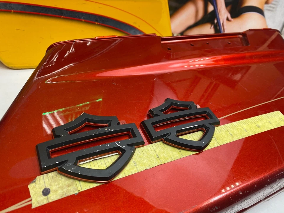 🔥OEM Harley CVO Touring Emblemas de tanque de gasolina Denim Negro y Naranja Genuino🔥 Foto 3 de 4