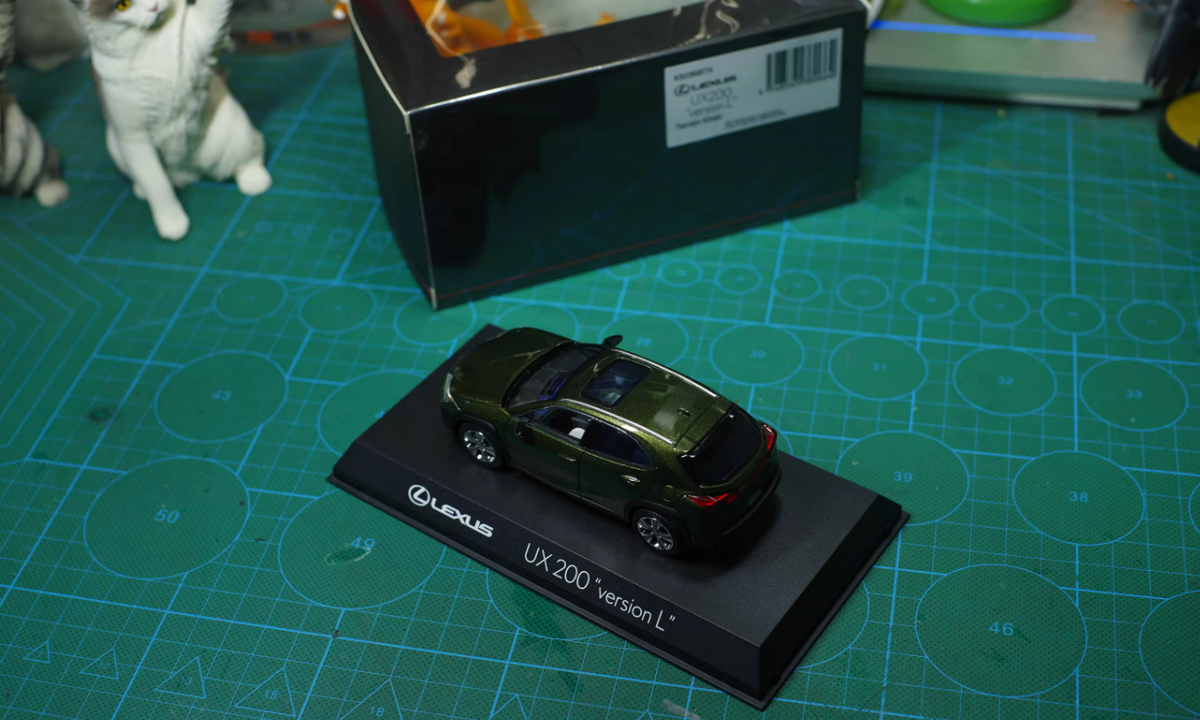 Kyosho 1/43 Lexus UX200 Version L Metallic Dark Green Model