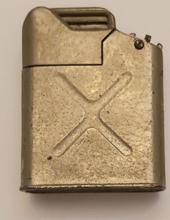Minuscule briquet ancien " Jerrican breveté Clodion "
