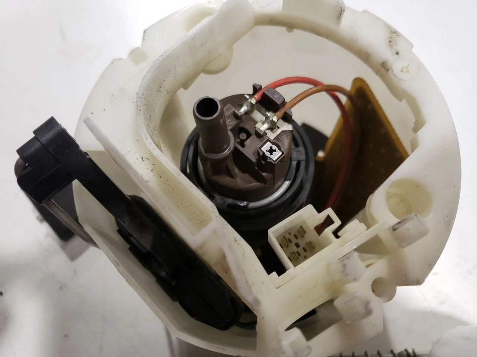 Conjunto de bomba de combustible del lado derecho del pasajero - W209 CLK500 2003 cupé - 03-09 OEM Foto 3 de 4