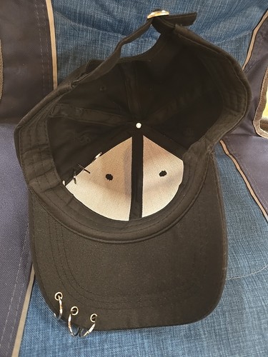 Cappellino regolabile forato con corna e piercing - Foto 3 di 3