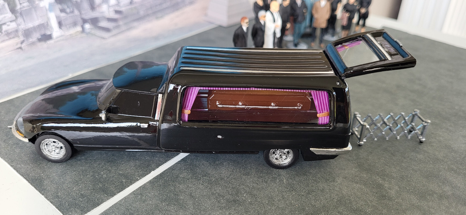 1/43 Citroen DS 23 Corbillard + Accessoires et 17 figurines Pour