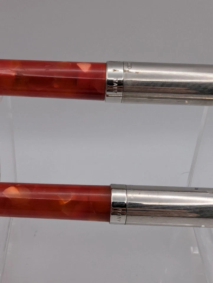 Delta Graffiti Sudadera con Capucha Roja Fuente y Bolígrafo Set (Usado) Foto 3 de 4