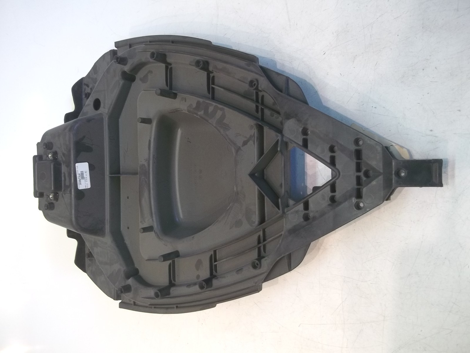 Base coffre avant Sea-Doo GTI 2005 - Réparez la fissure du cover assy avec la pièce 269501420