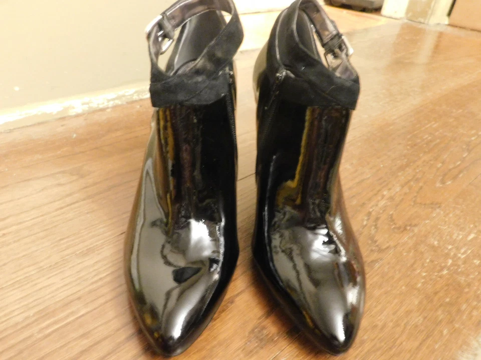 Calvin Klein Poema Pointy Toe Black Patent Leather Suede Trim Boots Sz 9 Heels - Image 2 of 4