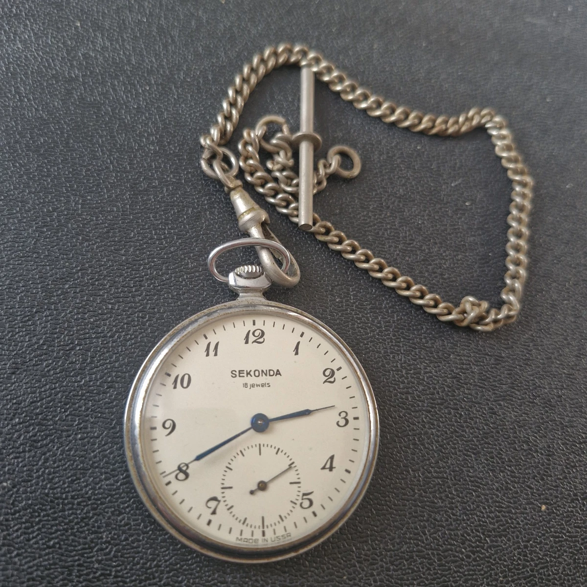 Reloj de bolsillo Sekonda vintage años 50 cara abierta delgado con cadena. hecho URSS. Funcionando