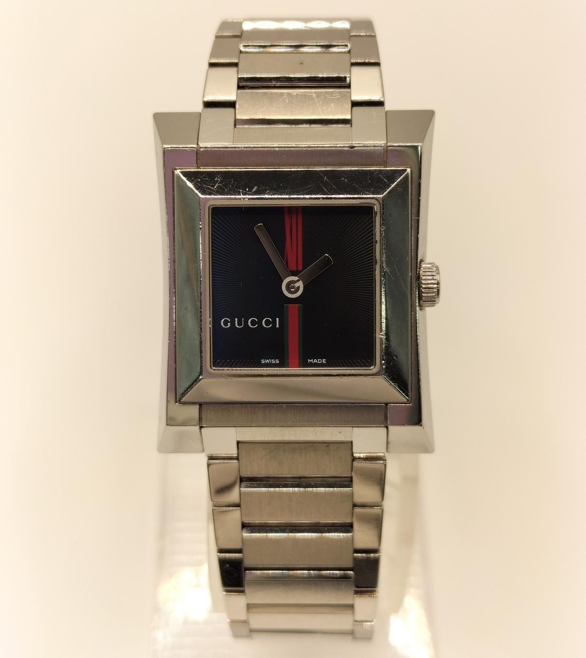 GUCCI 111L Luxury Wristwatch for Men and Women