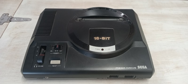 Sega Mega Drive 16BIT 2 Controllers With Sonic The Hedgehog Boxed With Manual