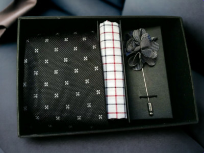 Esquire the Ultimate Tie Pocket Square Lapel Pin Men's Wearhouse $80 MSRP