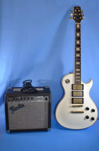 GIBSON 'Style' 2000 Elec PEAVEY White Guitar w/ Gold Pick-ups 38W Cabinet Amp