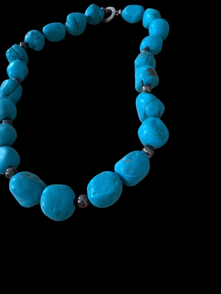 Collar de cuentas boho howlita teñido pepita turquesa sintética cierre de palanca graduado Foto 3 de 4