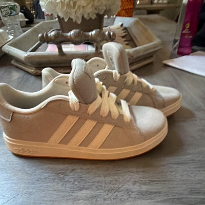 adidas youth boys Low Top Lace-Up Sneakers Beige/White Solid Logo Casual 5.5