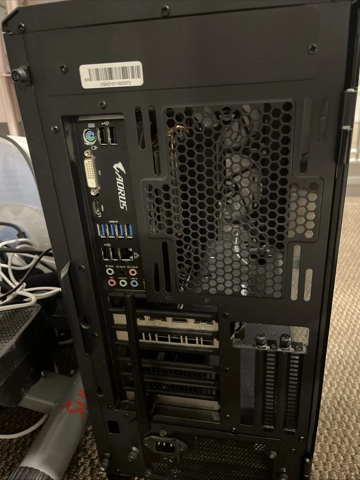 PC de escritorio para juegos Foto 3 de 4