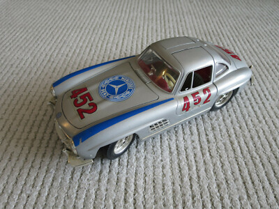Bburago 1/18 Scale 1954 Mercedes 300SL Gullwing (with racing
