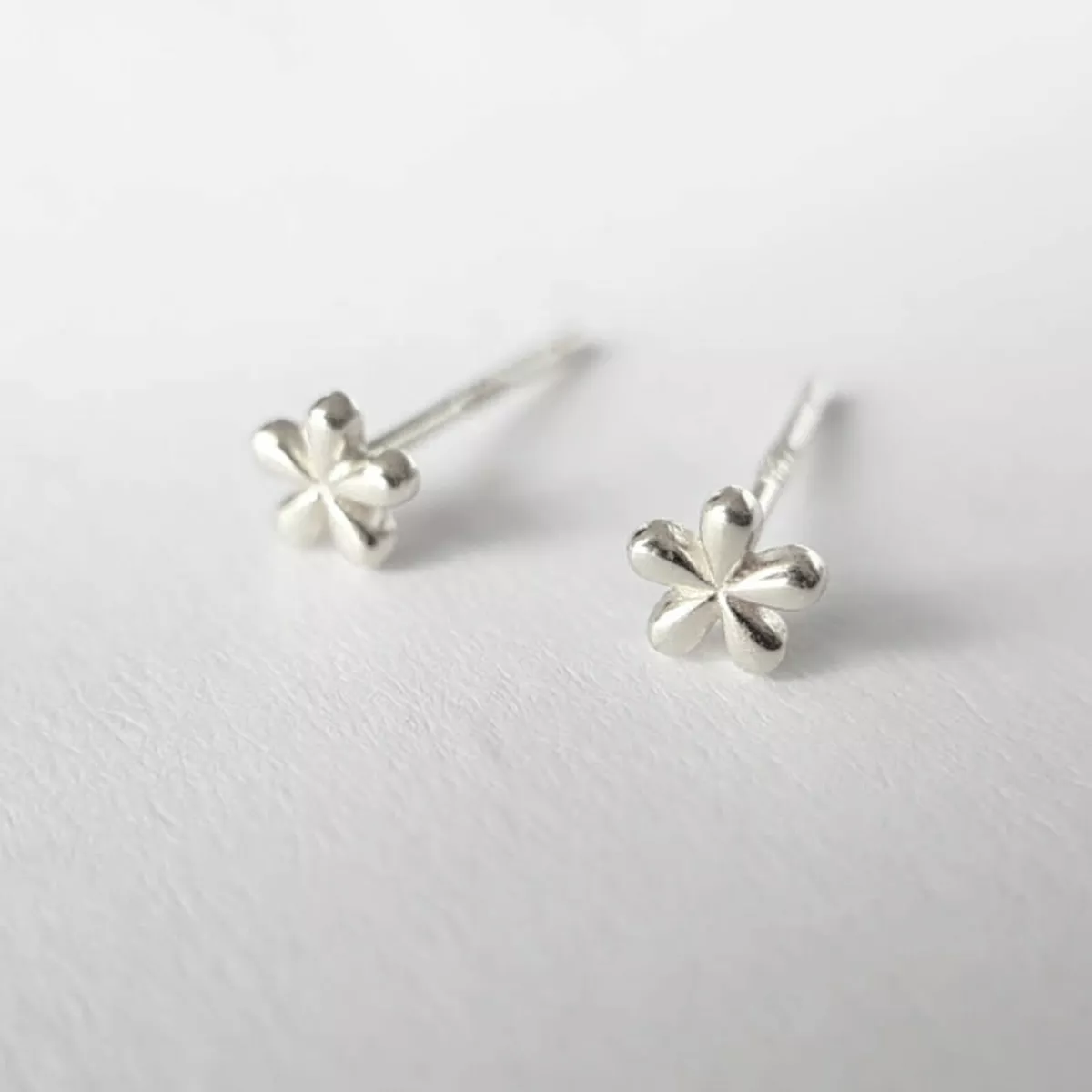 Stud earrings to store sleep in