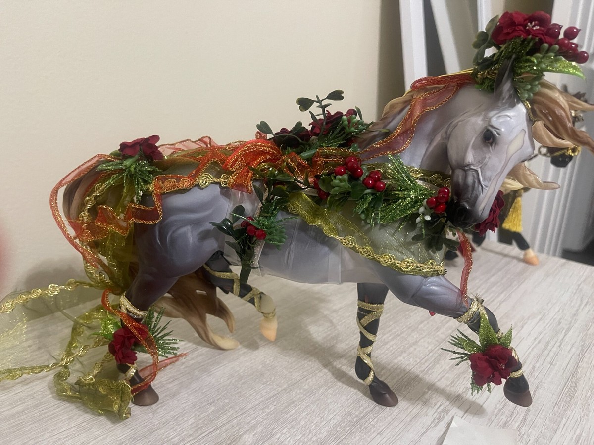 Traditional Breyer horses.Breyer Holiday Christmas Horse 2014