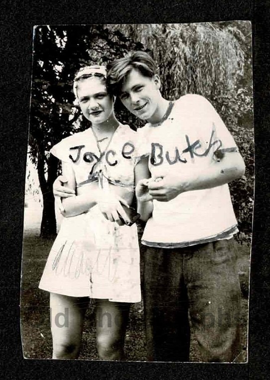 HANDSOME YOUNG COULPE JOYCE & BUTCH HUG HOLDING HANDS OLD/VINTAGE PHOTO-H422