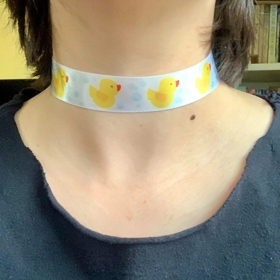 Collar gargantilla cinta de pato de goma Foto 2 de 4