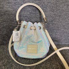 Mini bolso cubo Marc Jacobs The Sequin en ribete de cuero blanco iridiscente