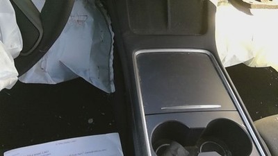 21 TESLA MODEL Y Front Console black leather complete assy.