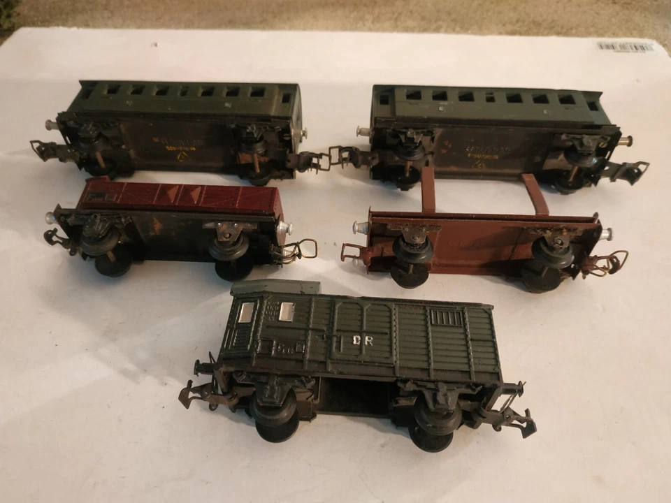 PIKO EXPRESS,  SET OF FIVE VINTAGE BAKELITE WAGONS, SCALE HO - Image 4 of 4