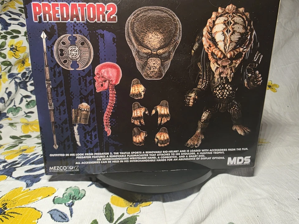Figura Mezco Toyz Designer Series MDS Predator 2 Deluxe City Hunter - Sellada Foto 2 de 3
