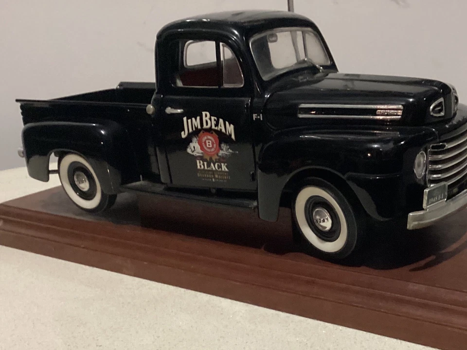 Ford F1 1948 - camioneta pickup negra de Jim Beam sobre soporte de madera. ¡Vintage! Foto 2 de 4