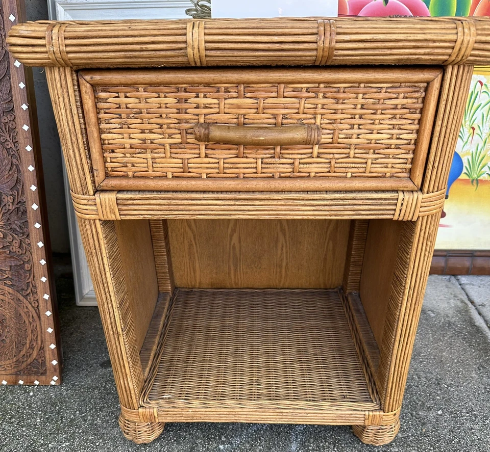 Par de mesitas de noche vintage tejidas de mimbre con cajones excelentes 25H.21w.18 Foto 2 de 4