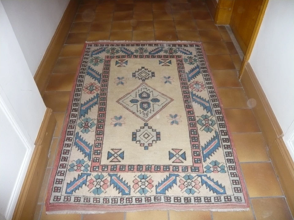 TAPIS TURQUIE DOMINANTE JAUNE PÄLE et BLEU PARFAIT ETAT 105cm x 155cm - Photo 1/1