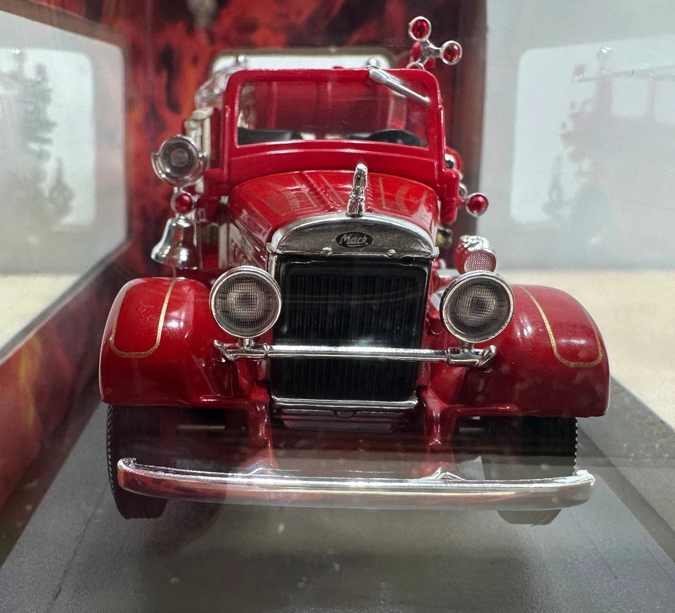 Camión de bomberos Signature Series escala 1:43 fundido a presión - Mack Type 75BX 1935 Foto 2 de 4