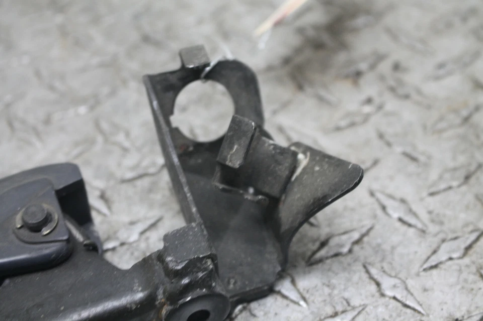 92-02 Honda ST1100 ST 1100 H1407-2) rear seat release handle latch with bracket - Изображение 3 из 4