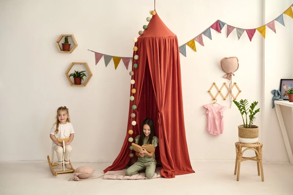 Cuna de muselina roja rústica Foto 4 de 4