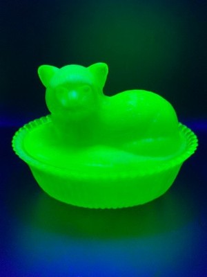 RARE 2001 Mosser NMGCS Cat / Kitten Hen on Nest Uranium Glass UV