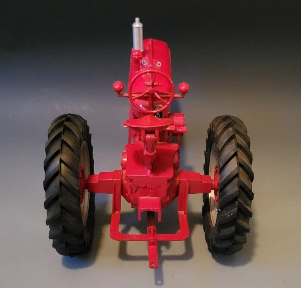 RARE MCCORMICK DEERING FARMALL M TRACTOR 1995 FARM SHOW 1/8 SCALE - Image 4 of 4